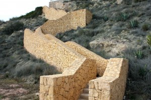 Escalera de piedra que llega hasta el paseo marítimo de La Vila Joiosa