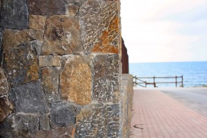 Detalle de un muro de piedra oscura
